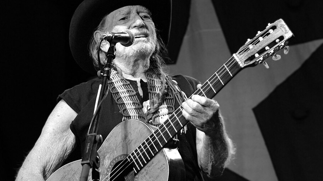 Willie Nelson received a standing ovation after he survived this scary situation